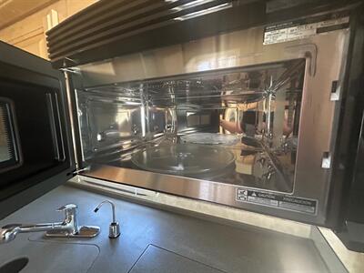 2004 Fleetwood Discovery 35M   - Photo 55 - Madera, CA 93636