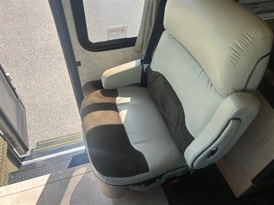 2004 Fleetwood Discovery 35M   - Photo 22 - Madera, CA 93636