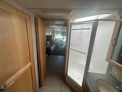 2004 Fleetwood Discovery 35M   - Photo 46 - Madera, CA 93636