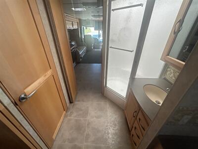 2004 Fleetwood Discovery 35M   - Photo 45 - Madera, CA 93636