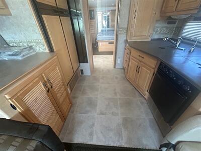 2004 Fleetwood Discovery 35M   - Photo 34 - Madera, CA 93636