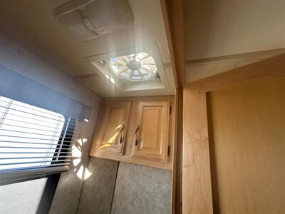 2004 Fleetwood Discovery 35M   - Photo 44 - Madera, CA 93636