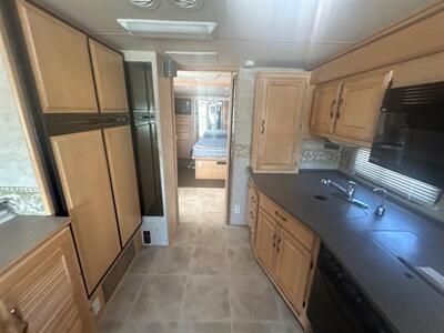 2004 Fleetwood Discovery 35M   - Photo 29 - Madera, CA 93636