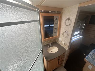 2004 Fleetwood Discovery 35M   - Photo 35 - Madera, CA 93636
