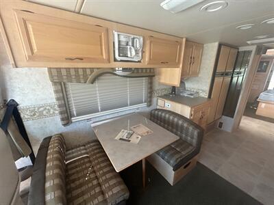 2004 Fleetwood Discovery 35M   - Photo 27 - Madera, CA 93636