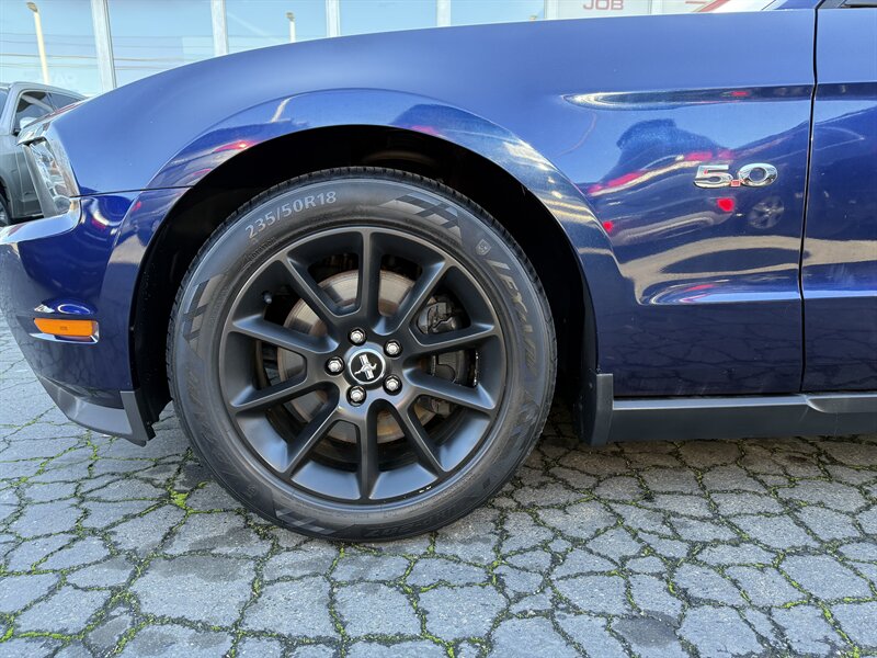 2011 Ford Mustang GT Premium photo 13