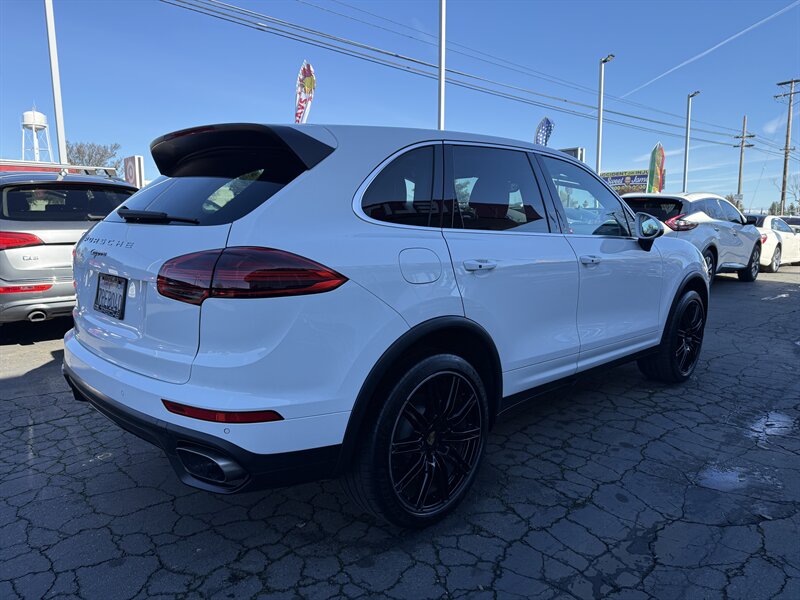 2016 Porsche Cayenne Base photo 6