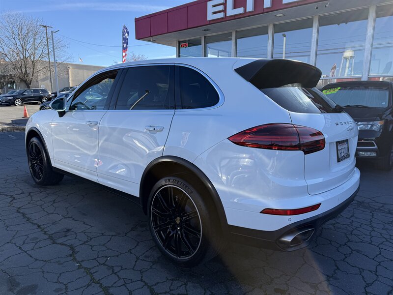 2016 Porsche Cayenne Base photo 4