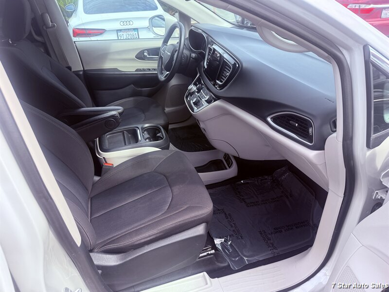 2020 Chrysler Pacifica Touring - Photo 14 - Sacramento, CA 95841