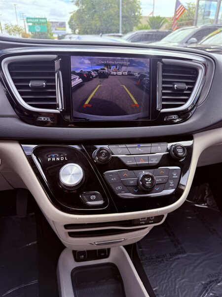 2020 Chrysler Pacifica Touring - Photo 11 - Sacramento, CA 95841