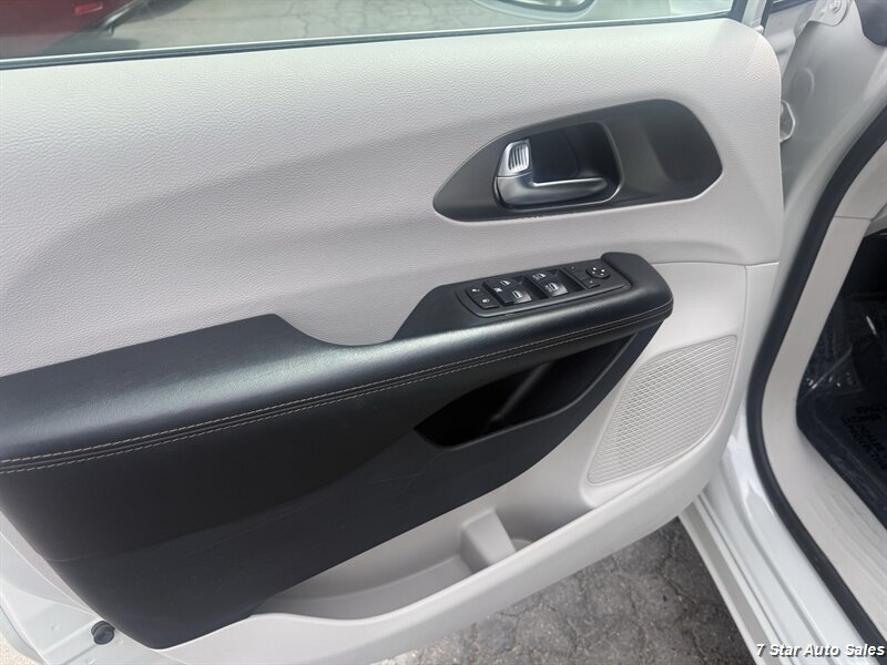 2020 Chrysler Pacifica Touring - Photo 7 - Sacramento, CA 95841