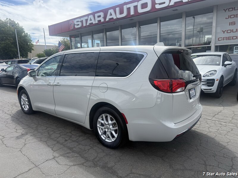 2020 Chrysler Pacifica Touring - Photo 4 - Sacramento, CA 95841