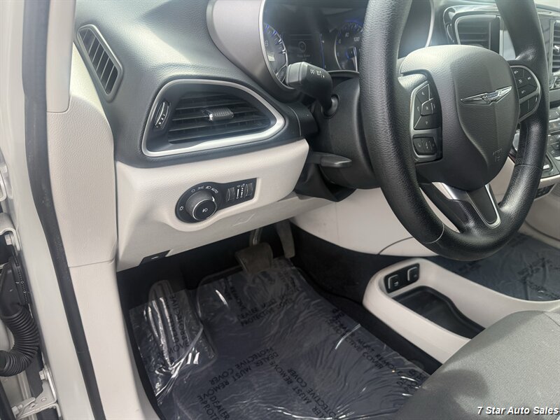 2020 Chrysler Pacifica Touring - Photo 8 - Sacramento, CA 95841