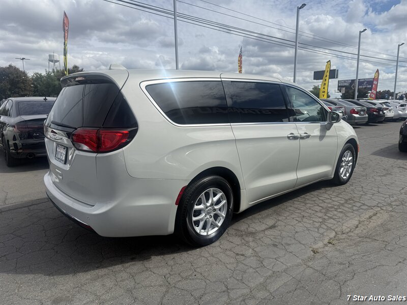 2020 Chrysler Pacifica Touring - Photo 6 - Sacramento, CA 95841