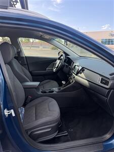 2017 Kia Niro LX - Photo 10 - Tucson, AZ 85705