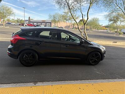 2012 Ford Focus SE   - Photo 5 - Tucson, AZ 85705