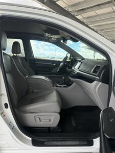 2017 Toyota Highlander Hybrid Limited   - Photo 11 - Tucson, AZ 85705