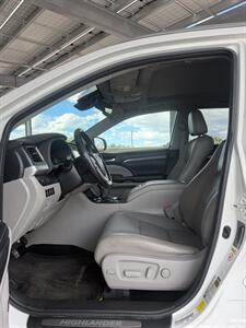 2017 Toyota Highlander Hybrid Limited   - Photo 7 - Tucson, AZ 85705