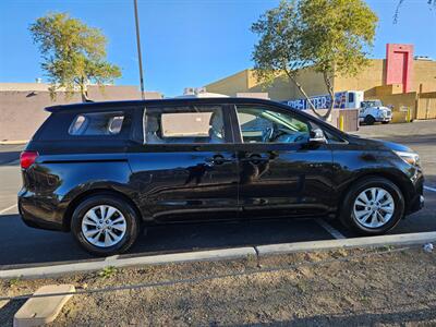 2017 Kia Sedona L   - Photo 5 - Tucson, AZ 85705
