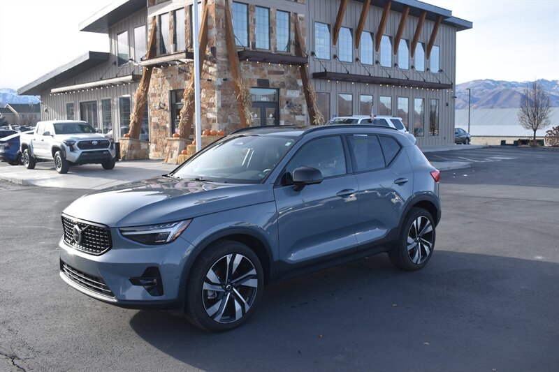 2023 Volvo XC40 B5 Ultimate Dark Theme  