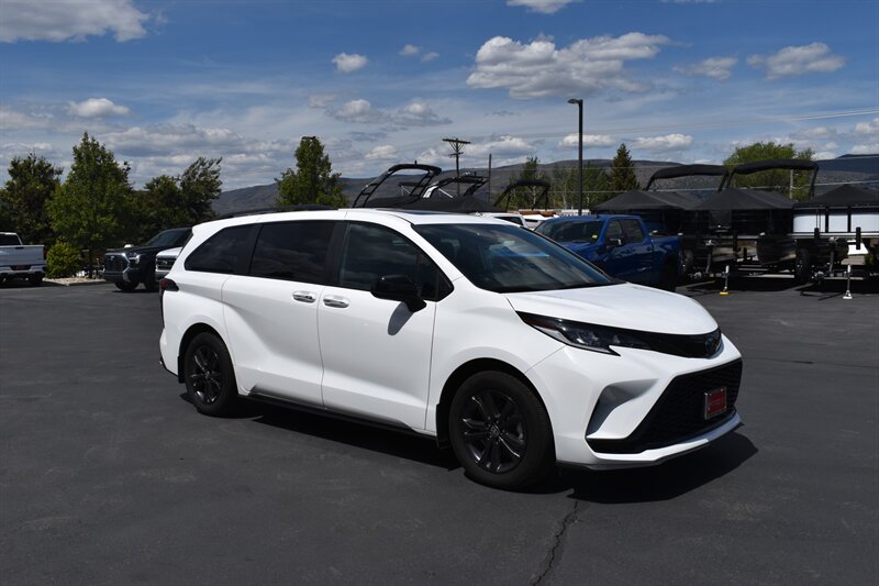 2025 Toyota Sienna LE AWD 8-Passenger's photo