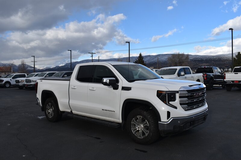 2025 GMC Sierra 1500 SLE's photo
