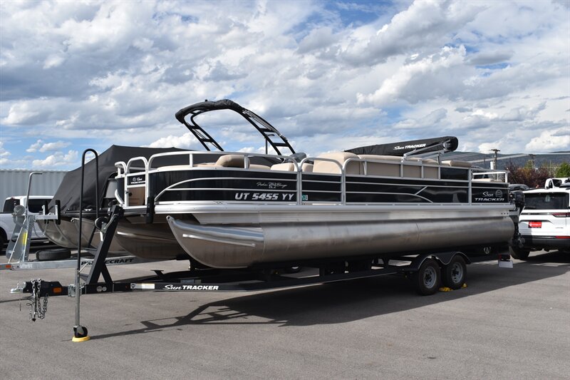 2017 Sun Tracker 24 DLX Fishing Barge - Photo 2 - Heber City, UT 84032