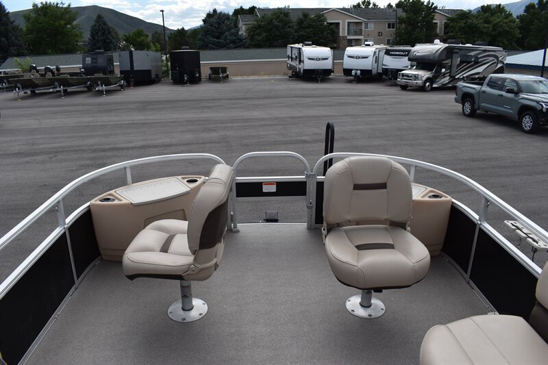 2017 Sun Tracker 24 DLX Fishing Barge - Photo 15 - Heber City, UT 84032