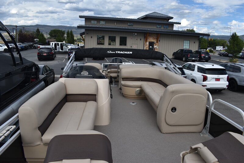 2017 Sun Tracker 24 DLX Fishing Barge - Photo 14 - Heber City, UT 84032