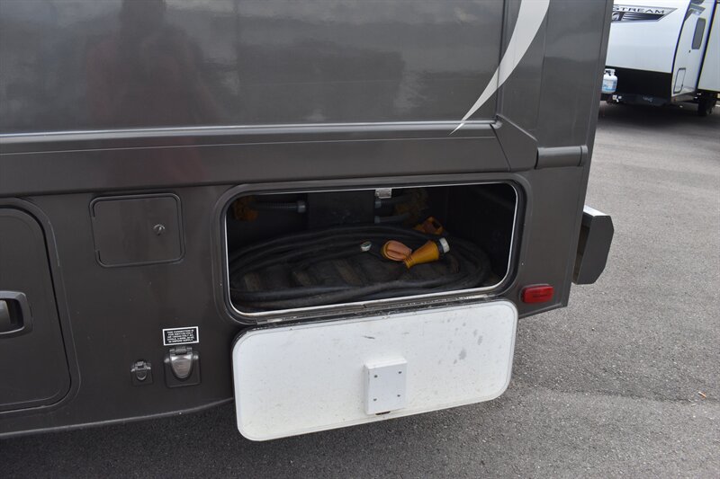 2014 Four Winds Thor 33SW - Photo 14 - Heber City, UT 84032