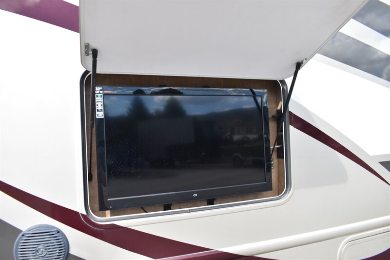 2014 Four Winds Thor 33SW - Photo 10 - Heber City, UT 84032
