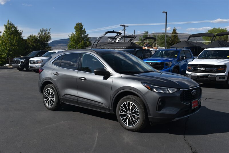 2025 Ford Escape Plug-in FWD's photo