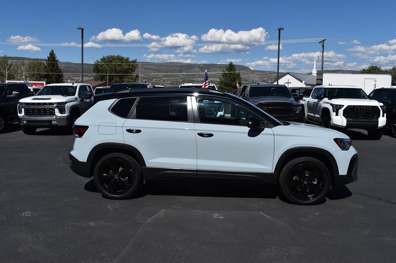 2025 Volkswagen Taos SE Black 4Motion - Photo 4 - Heber City, UT 84032