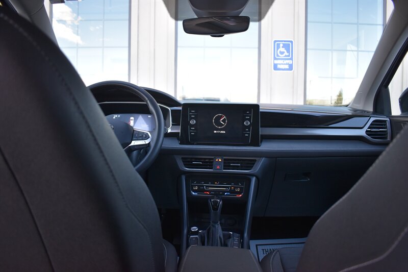 2025 Volkswagen Taos SE Black 4Motion - Photo 13 - Heber City, UT 84032