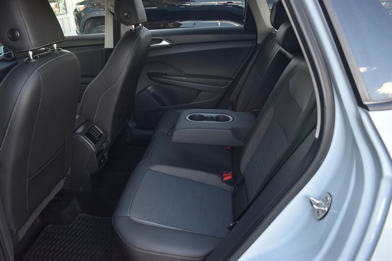 2025 Volkswagen Taos SE Black 4Motion - Photo 12 - Heber City, UT 84032