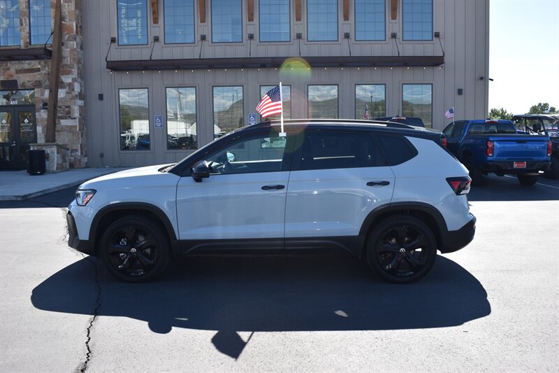 2025 Volkswagen Taos SE Black 4Motion - Photo 5 - Heber City, UT 84032