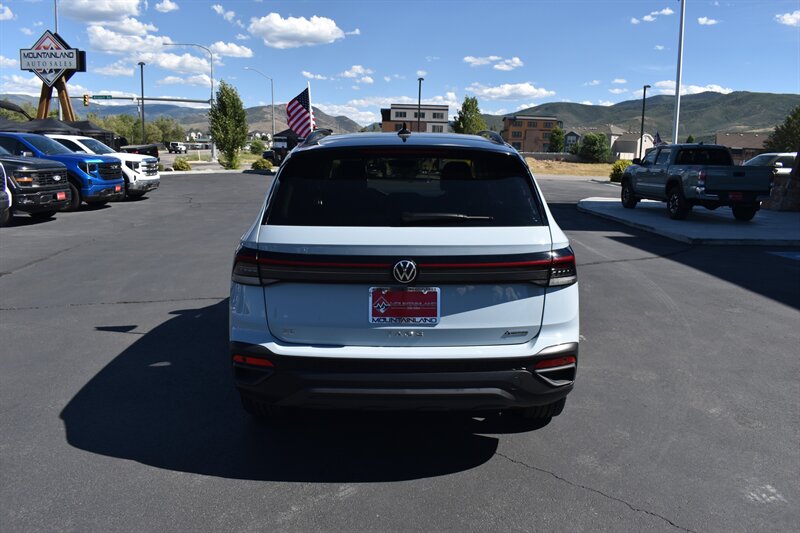 2025 Volkswagen Taos SE Black 4Motion - Photo 8 - Heber City, UT 84032
