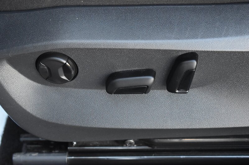 2025 Volkswagen Taos SE Black 4Motion - Photo 15 - Heber City, UT 84032