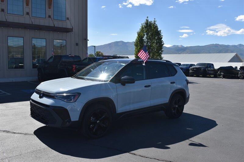 2025 Volkswagen Taos SE Black 4Motion - Photo 3 - Heber City, UT 84032