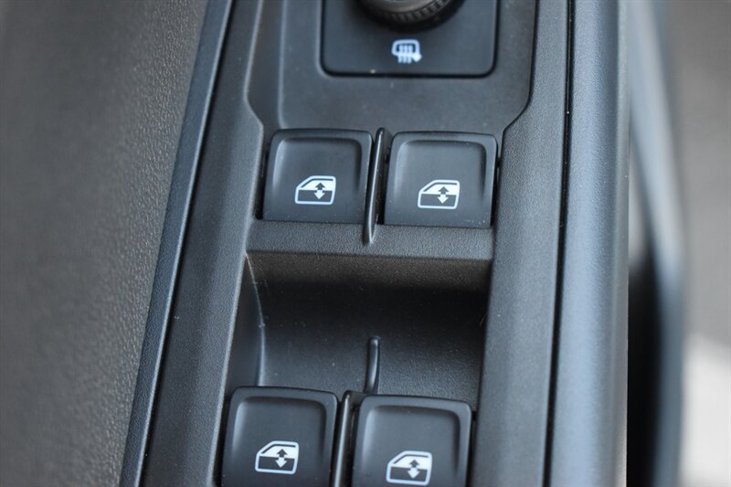 2025 Volkswagen Taos SE Black 4Motion - Photo 18 - Heber City, UT 84032