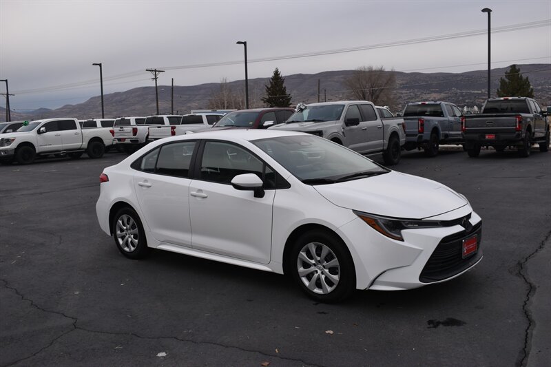 2024 Toyota Corolla LE's photo