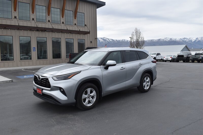 2024 Toyota Highlander LE  