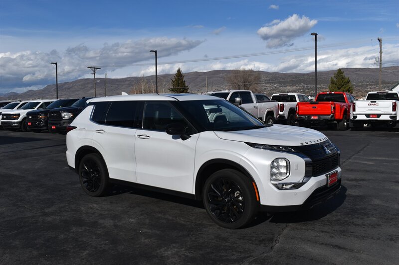 2022 Mitsubishi Outlander SE  