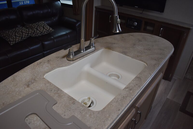 2017 Dutchmen Denali 318RB - Photo 14 - Heber City, UT 84032