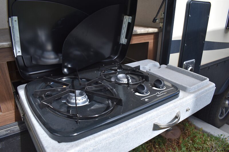 2017 Dutchmen Denali 318RB - Photo 8 - Heber City, UT 84032