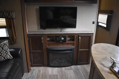 2017 Dutchmen Denali 318RB - Photo 39 - Heber City, UT 84032
