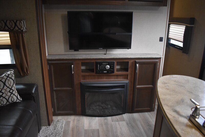 2017 Dutchmen Denali 318RB - Photo 39 - Heber City, UT 84032