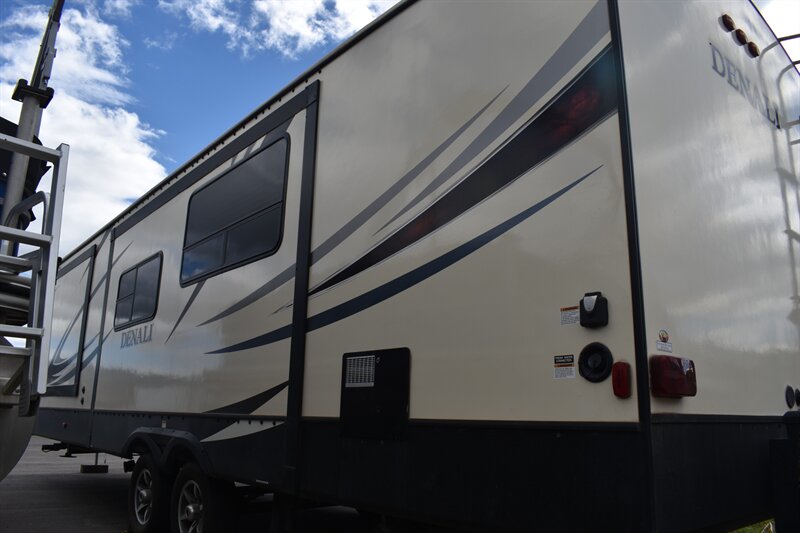 2017 Dutchmen Denali 318RB - Photo 3 - Heber City, UT 84032