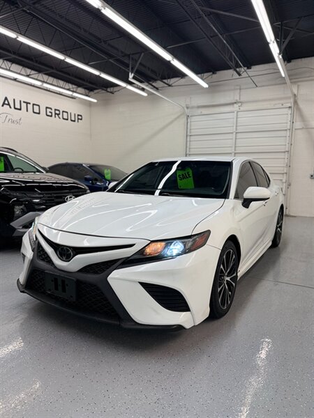 2020 Toyota Camry SE  