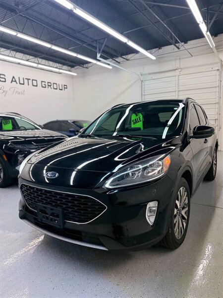 2022 Ford Escape Hybrid Titanium  